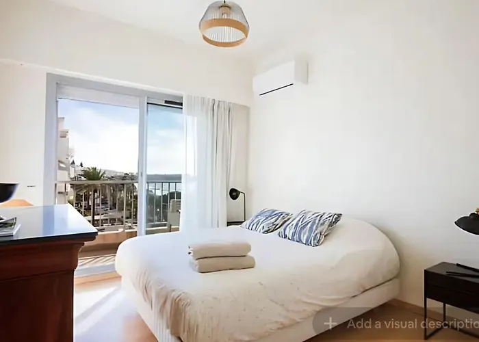 Daire Croisette Floor 2br With Bay View Balcony Cannes