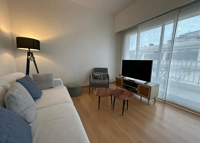Croisette Floor 2br With Bay View Balcony Apartment Cannes